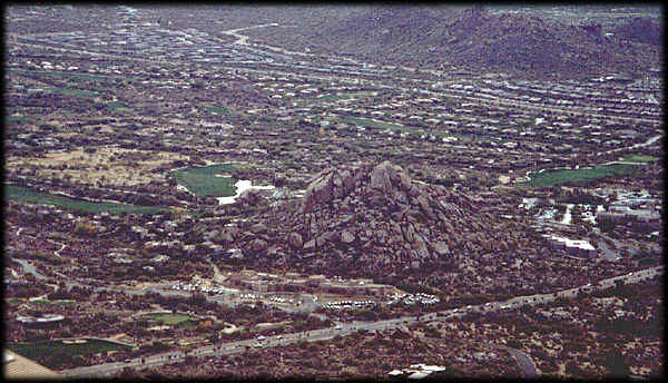 Panoramica del sudeste, hacia donde est el Boulders Resort en Carefree, desde la
            cima de la Black Mountain.