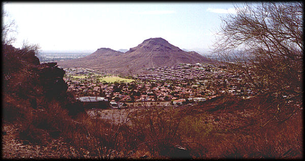 Vista noroeste de Lookout Mountain, a travs de Cave Creek Road, en el norte de Phoenix, Arizona.