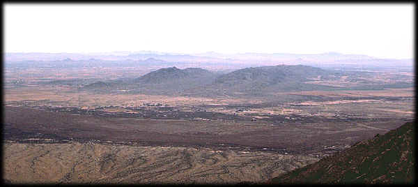 Vista del lado Noreste de el Complejo de centro metamrfico de South Mountain desde el Butterfly Peak, en la Sierra Estrella.