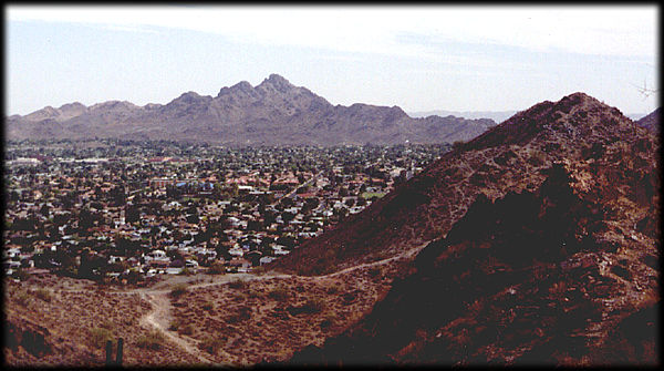 Viendo hacia el sur desde Shadow Mountain in Phoenix, Arizona hacia Squaw Peak y las Phoenix Mountains.