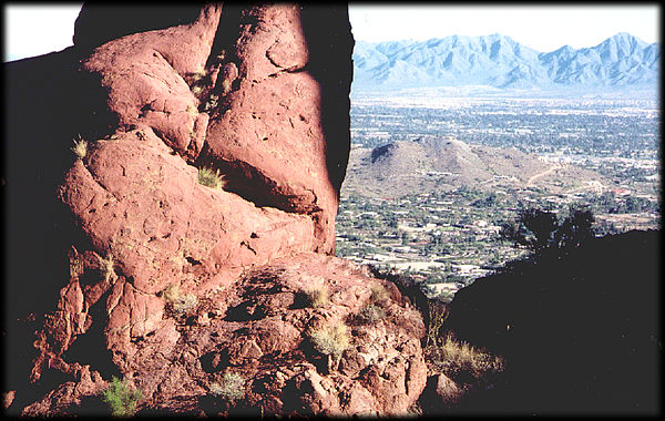 Mas de un billn de aos de tiempo estn representados por el contacto entre rocas de la poca Terciaria y Precambrina en la  Camelback Mountain, en Phoenix, Arizona.