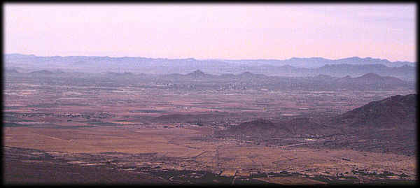 Vista noreste desde la Sierra Estrella a lo largo del Valle del Sol, en un d[ia nublado.